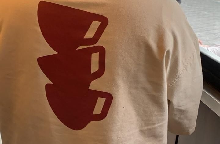 تفصيل قبعات وقمصان مطبوعة بالرياض