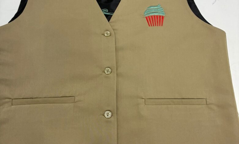 تفصيل جاكيتات رسمية وسترات موحدة لموظفي الأمن في بنوك الرياض