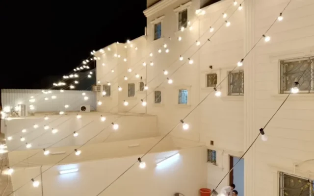 إضاءة وتنسيق مناسبة ليلية