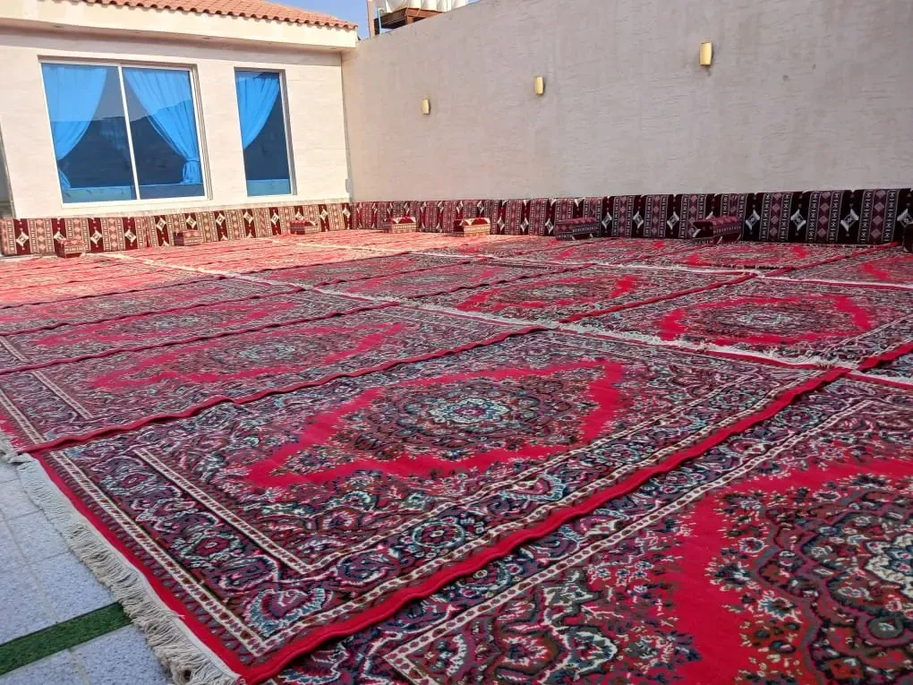 خيمة مناسبات مفروشة بالسجاد