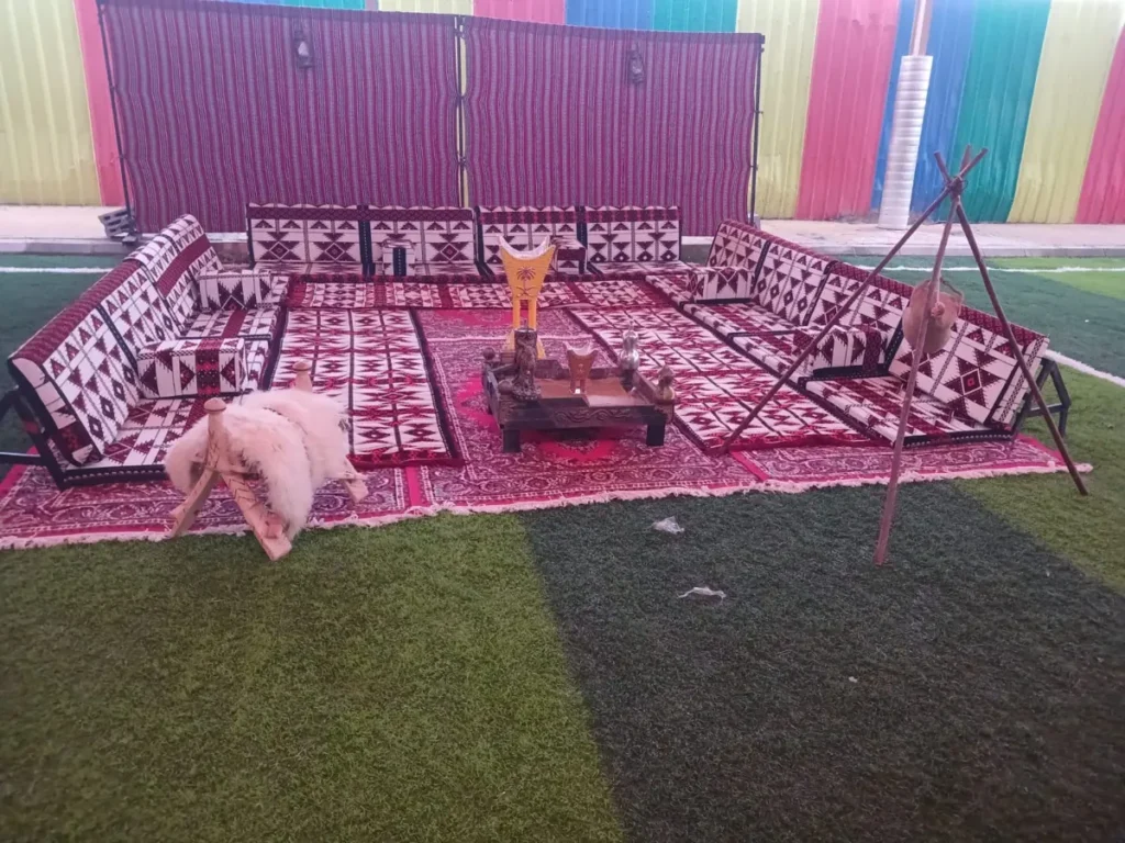 خيمة مناسبات مفروشة بالسجاد