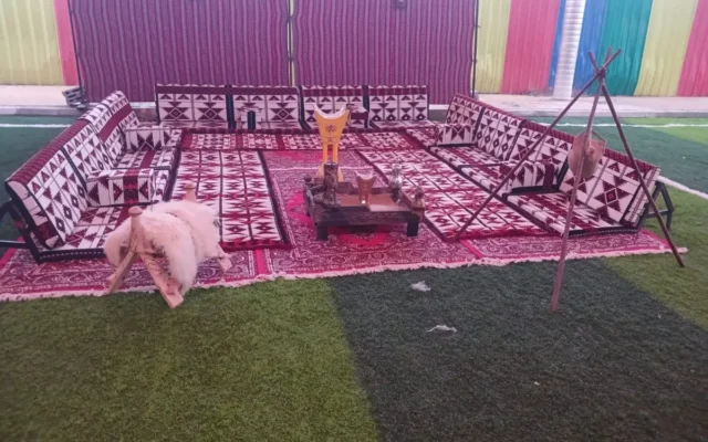 خيمة مناسبات مفروشة بالسجاد