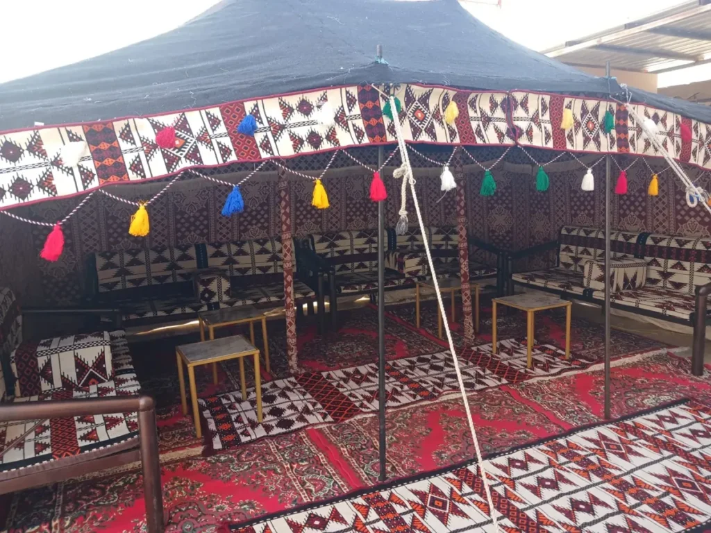 إضاءة وتنسيق مناسبة ليلية