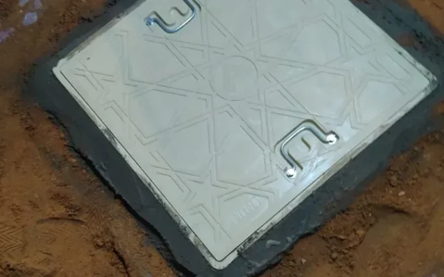 فني يسلك مجاري الصرف بالماكينة