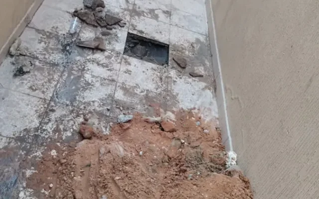 فني يسلك مجاري الصرف بالماكينة