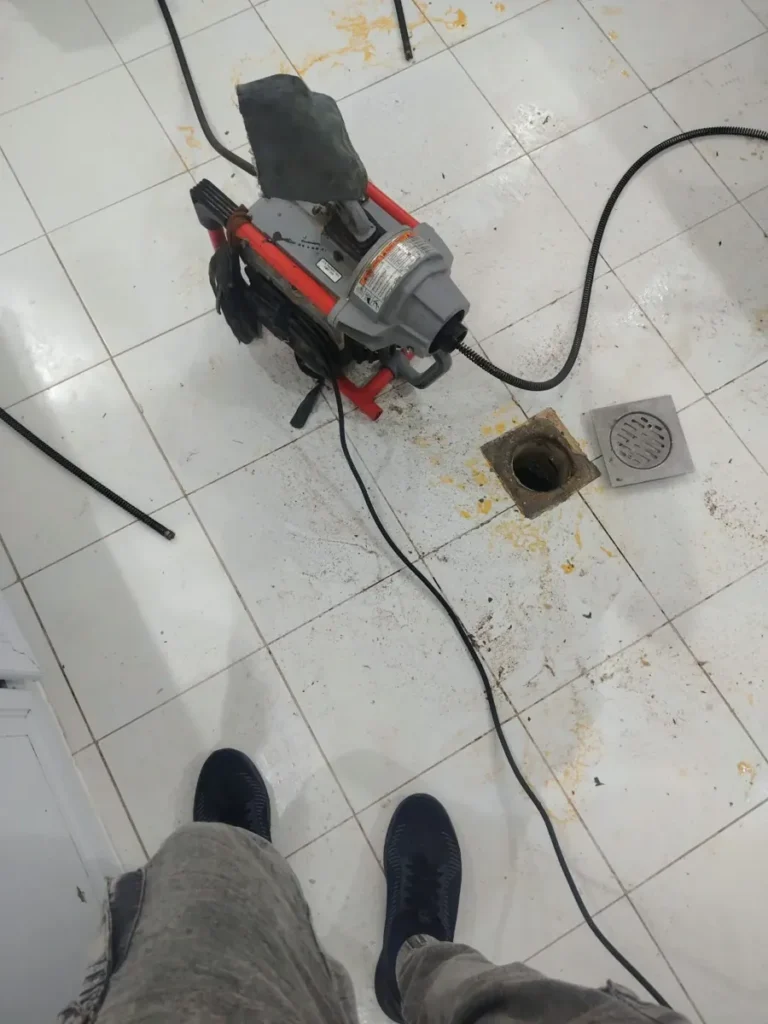 تنظيف غرفة تفتيش الصرف الصحي